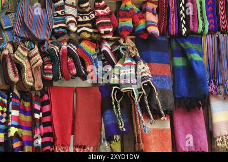 Chaussettes colorées en laine, clous de girofle, capes et plus pour garder au chaud dans l'Himalaya Banque D'Images