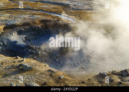 Dans la boue bouillante mudpot Hverir au nord de l'Islande dans la zone géothermique Banque D'Images