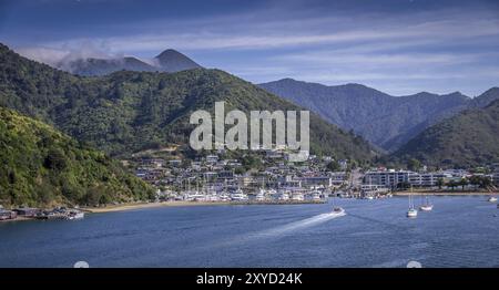 Vue panoramique de Picton, Île du Sud, Nouvelle-Zélande depuis le ferry arrivant de Wellington Banque D'Images