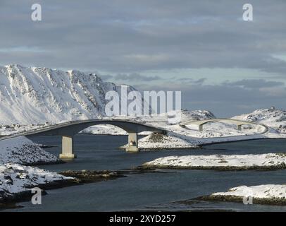 Flakstadoy au début de Selfjorden, sur l'autre rive de Selfjorden sont les maisons de Fredvang, où jusqu'à il y a quelques années un ferry voyageait, Banque D'Images