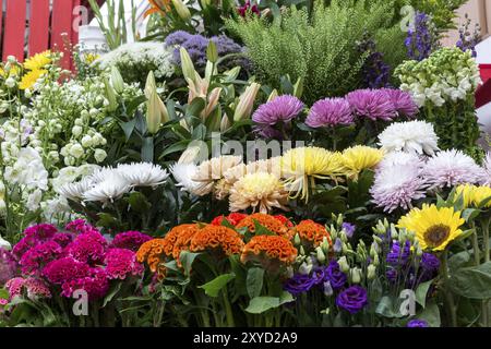 Fleurs fraîches devant un magasin de fleurs Banque D'Images