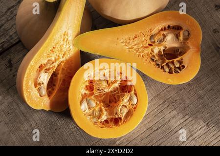 Courge fraîche sur table en bois rustique. Cucurbita moschata. Close up Banque D'Images