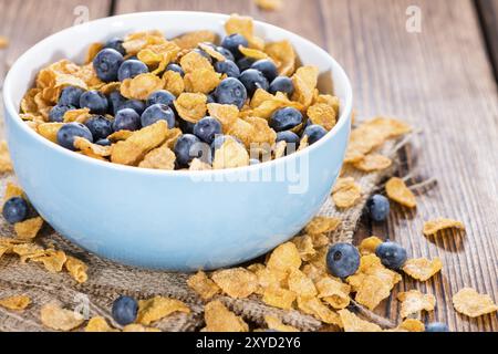 Des Cornflakes avec quelques bleuets frais (gros plan) Banque D'Images