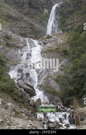 Bus traversant un ruisseau en cascade sur Annapurna circuit, Népal, Asie Banque D'Images