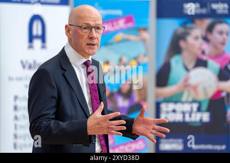 Le premier ministre écossais John Swinney lors d'une visite au St Augustine's RC High School à Édimbourg, pour marquer les 20 ans du programme Active Schools en Écosse. Date de la photo : jeudi 29 août 2024. Banque D'Images