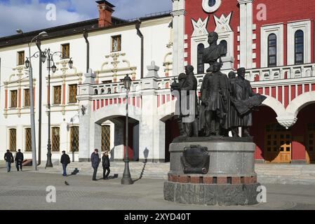 Moscou, Russie, 14 mars 2016. Monument aux fondateurs du chemin de fer russe sur fond de la gare de Kazansky, Europe Banque D'Images