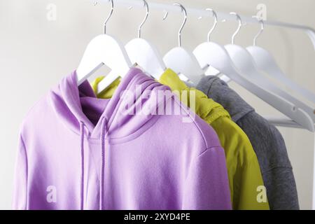 Vif et coloré hoodie sport T-shirt accroché sur un rack, couleurs tendance et fashion concept Banque D'Images