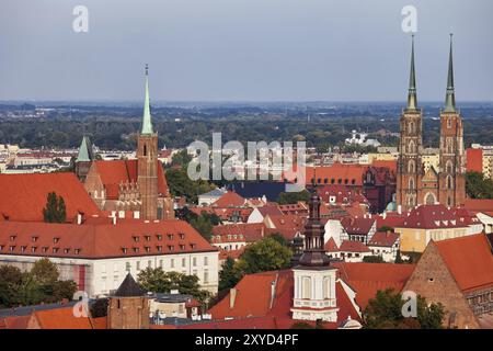 Ville de Wroclaw en Pologne, paysage urbain de la vieille ville avec des tours d'églises et des toits de tuiles rouges, vue d'en haut Banque D'Images