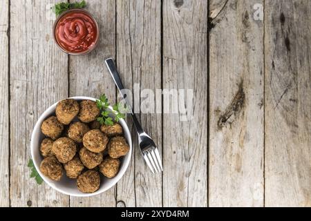 Portion de boulettes de viande fraîches maison (mise au point sélective, gros plan) Banque D'Images