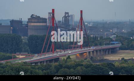 Moers, Rhénanie du Nord-Westphalie, Allemagne, 03 août 2018 : vue sur la région de la Ruhr depuis la Halde Rheinpreussen, vers l'est vers Duisburg et la Beecke Banque D'Images