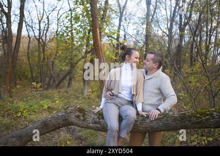 Beau couple sur l'arbre dans le parc hugging Banque D'Images