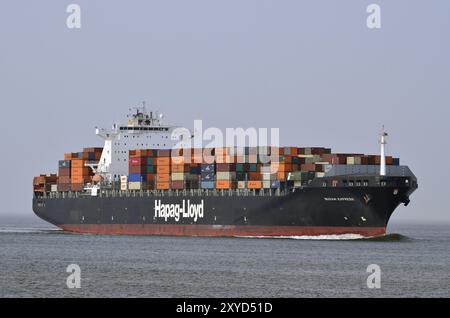 Container Busan Express, OMI N° 9252577 approchant de Cuxhaven Banque D'Images