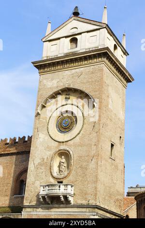 Le Palais de la raison a été construit entre XI et XII siècle, mais seulement en 1472 la tour de l'horloge a été ajoutée. La tour de l'horloge a été conçue par Luca Fancelli an Banque D'Images