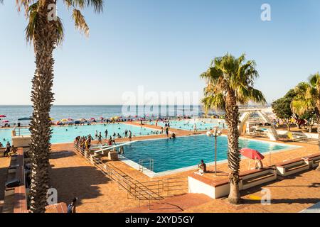 Sea point piscine publique avec des foules de personnes dans le concept d'été récréatif ou de loisirs activité au Cap, Afrique du Sud Banque D'Images