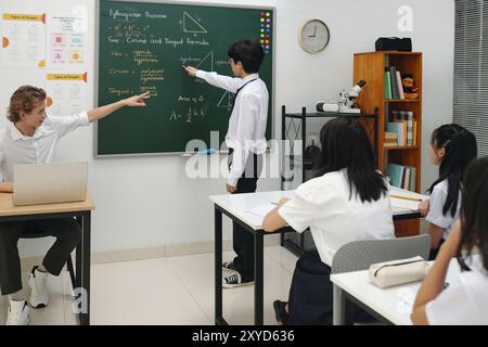 Enseigner le théorème pythagoricien en classe avec divers étudiants Banque D'Images