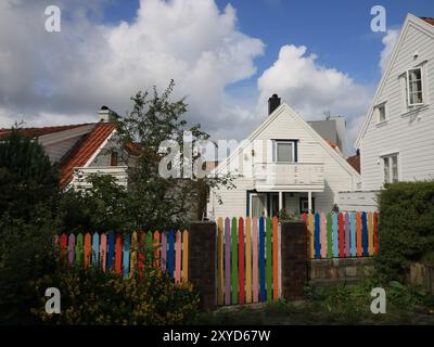 Petite maison en bois avec clôture colorée à Stavanger, Norvège. Banque D'Images