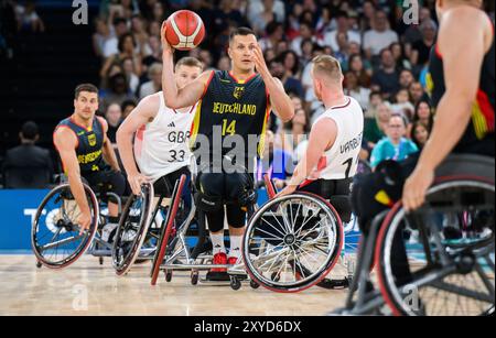 Paris, France. 29 août 2024. Paralympiques, Paris 2024, basketball en fauteuil roulant, Groupe A, Grande-Bretagne - Allemagne, Bercy Arena, Aliaksandr Halouski d'Allemagne joue le ballon. Crédit : Julian Stratenschulte/dpa/Alamy Live News Banque D'Images