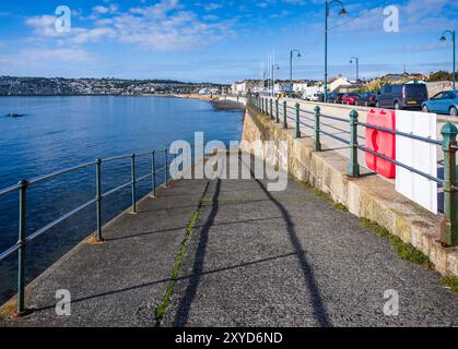 Rampe de bateau sur la Western Promenade Road de Penzance, avec une vue le long de la côte jusqu'à la ville de Newlyn, Cornouailles, Angleterre, Royaume-Uni. Banque D'Images