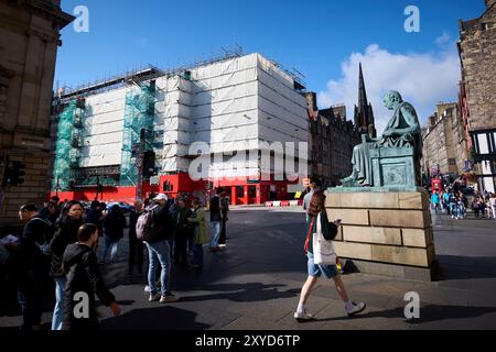 Édimbourg Écosse, Royaume-Uni 29 août 2024. Chantier de construction à l'angle du pont George IV et du Royal Mile avec le bâtiment couvert d'échafaudage. c Banque D'Images