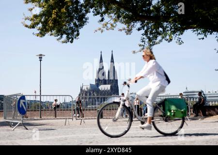 Der Kölner Dom gesehen im Sommer von der rechten Rheinseite Deutz aus. Themenbild, Symbolbild Köln, 27.08.2024 NRW Deutschland *** Cathédrale de Cologne vue en été de la rive droite du Rhin, Deutz image thématique, image symbolique Cologne, 27 08 2024 NRW Allemagne Copyright : xChristophxHardtx Banque D'Images