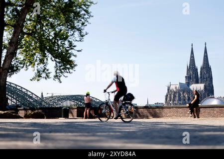 Der Kölner Dom gesehen im Sommer von der rechten Rheinseite Deutz aus. Themenbild, Symbolbild Köln, 27.08.2024 NRW Deutschland *** Cathédrale de Cologne vue en été de la rive droite du Rhin, Deutz image thématique, image symbolique Cologne, 27 08 2024 NRW Allemagne Copyright : xChristophxHardtx Banque D'Images