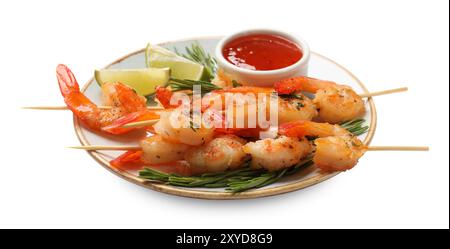 Délicieuses brochettes de crevettes grillées avec sauce et citron vert isolées sur blanc Banque D'Images