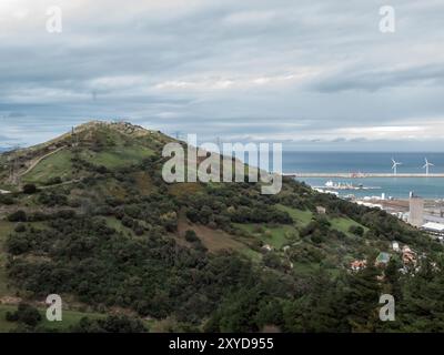 Vue sur Green Hills surplombant la côte et les éoliennes par jour nuageux Banque D'Images