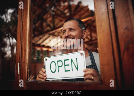 Homme, propriétaire d'entreprise ou penser avec signe ouvert pour une nouvelle brasserie, service ou sourire en Italie. Startup, entrepreneur ou heureux à la fenêtre de rêve Banque D'Images