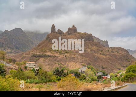 Paysage avec chaîne de montagnes de l'île de Santiago au Cap-Vert Banque D'Images