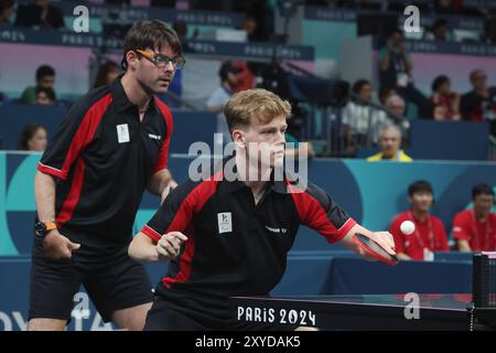 Paris, France. 29 août 2024. Les Belges Marc Ledoux et Laurens Devos photographiés lors de leur match de tennis de table en double contre la paire ukrainienne Nikolenko-Didukh, lors du premier tour de la catégorie double MD18 masculin aux Jeux paralympiques d’été 2024 à Paris, France, le jeudi 29 août 2024. Les 17èmes Jeux Paralympiques se déroulent du 28 août au 8 septembre 2024 à Paris. BELGA PHOTO VIRGINIE LEFOUR crédit : Belga News Agency/Alamy Live News Banque D'Images