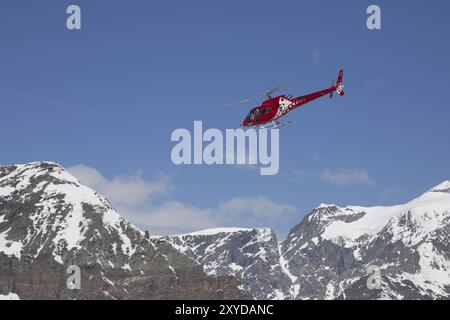 Zermatt, Suisse, 13 avril 2017 : un hélicoptère de sauvetage rouge dans les Alpes suisses, en Europe Banque D'Images