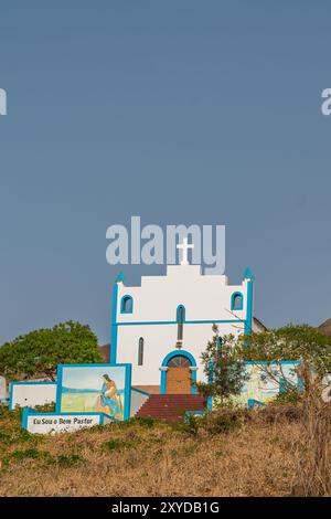 Église de couleur blanche et bleue sur l'île de Santiago, Cap Vert, verticale Banque D'Images