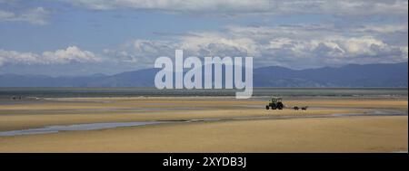 Plage de sable et chaîne de montagnes. Scène à Marahau, Nouvelle-Zélande, Océanie Banque D'Images