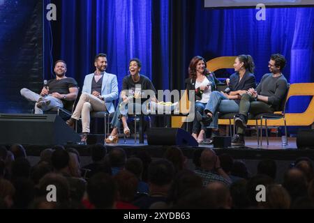 Bonn, Allemagne, 8 juin 2019 : Wes Chatham, cas Anvar, Dominique Tipper, Shohreh Aghdashloo, Frankie Adams et Steven Strait à FedCon 28, Europe Banque D'Images