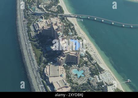 Dubaï, Émirats Arabes Unis, 17 octobre 2014 : le célèbre Atlantis The Palm Hotel sur l'île artificielle de palmiers pris d'un hydravion, en Asie Banque D'Images