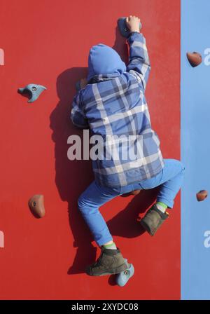 Enfant sur un mur d'escalade Banque D'Images