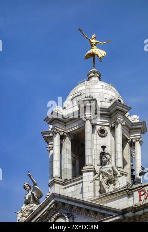 LONDRES, JUILLET 27 : réplique de la statue dorée d'Anna Pavlova Ballerine classique à Londres le 27 juillet 2013 Banque D'Images