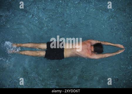 Jeune homme athlétique la natation dans la piscine Banque D'Images