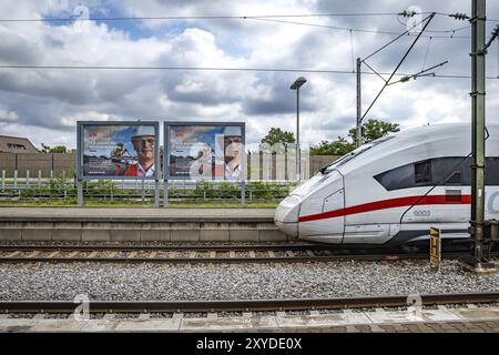 Nous commençons la rénovation générale. Le chemin de fer veut investir massivement dans les voies et les infrastructures. Affiches publicitaires ferroviaires avec ICE tr Banque D'Images