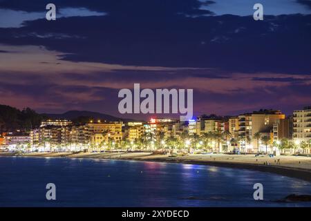 Ville de Lloret de Mar ville de villégiature la nuit sur la Costa Brava en Catalogne, Espagne, Europe Banque D'Images