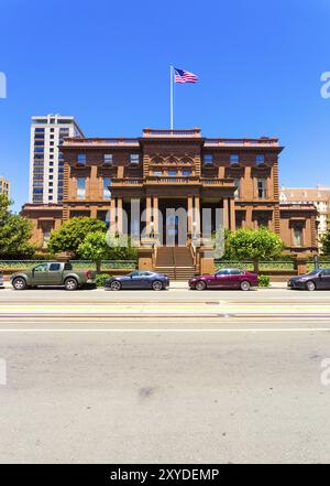 San Francisco, États-Unis, 20 mai 2016 : Maison historique en grès brun, l'ancienne Flood Mansion abrite le Pacific-Union Club sur California Street sur Nob Hill i. Banque D'Images