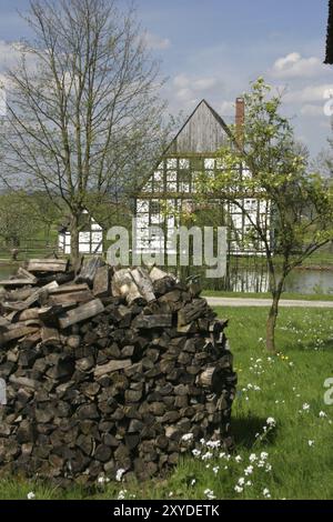 Idylle de village avec aileron en bois Banque D'Images