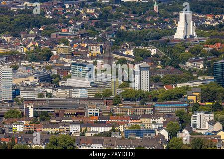 Luftbild, Hbf Hauptbahnhof mit City, Mercure Hotel Bochum City Doppeltürme Twin Tower, Propsteikirche accueillent Peter und Paul mit Kirchturm Baugerüst, hinten Deutsches Bergbau-Museum Bochum, Baustelle und Renovierung des verhüllten Förderturms am Europaplatz, Wahrzeichen und Sehenswürdigkeit, Grumme, Bochum, Ruhrgebiet, Nordrhein-Westfalen, Deutschland ACHTUNGxMINDESTHONORARx60xEURO *** vue aérienne, gare centrale avec ville, Mercure Hotel Bochum City Twin Towers, Propsteikirche St Pierre et Paul avec échafaudage de tour d'église, derrière le musée allemand des mines de Bochum, chantier de construction et rénovation Banque D'Images