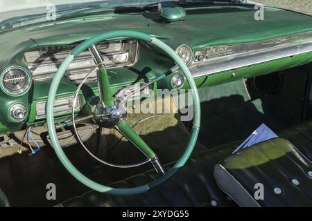 Intérieur d'une voiture de mariage Cadillac à Market Square Bruge Banque D'Images