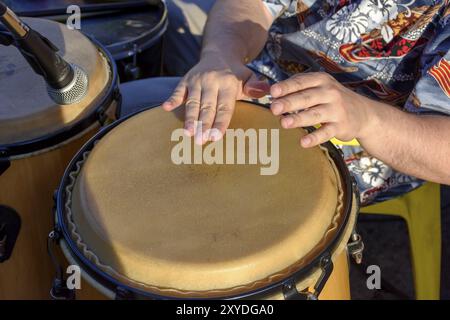 Détail de l'homme à l'atabaque pendant party au carnaval de la ville de Belo Horizonte, Minas Gerais Banque D'Images