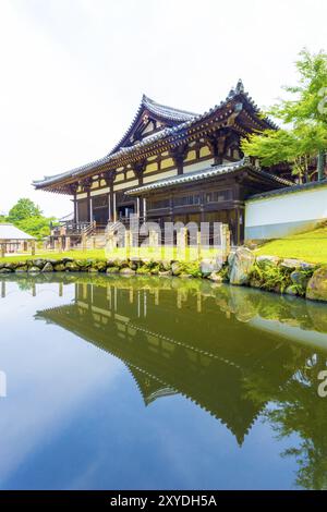 Entrée avant de Sangatsu-do reflète dans l'étang avant sur un matin ensoleillé dans le complexe de temple Todai-ji à Nara, au Japon. La verticale Banque D'Images