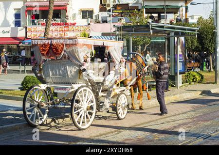 Antalya, Turquie, 28 novembre 2017 : chauffeur d'attente et calèche pour touristes dans la vieille ville de Kaleici vue arrière, Asie Banque D'Images