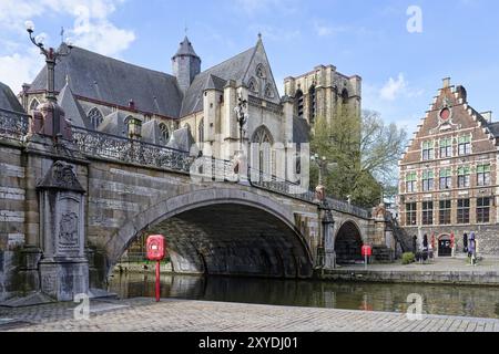 Église Saint Michel de style gothique tardif et pont Michael, Gand, Flandre, Belgique, Europe Banque D'Images