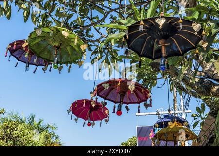 Parapluies traditionnels de temple comme décoration, parasol de temple, bijoux, arbre, décoré, asiatique, décoré, voyage, vacances, beau, installation, l Banque D'Images