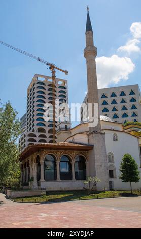 Mosquée Ethem Bey à Tirana, Albanie. La Tour de l'horloge et le bâtiment du livre presque achevé sont derrière elle. Mosquée ottomane-baroque Banque D'Images